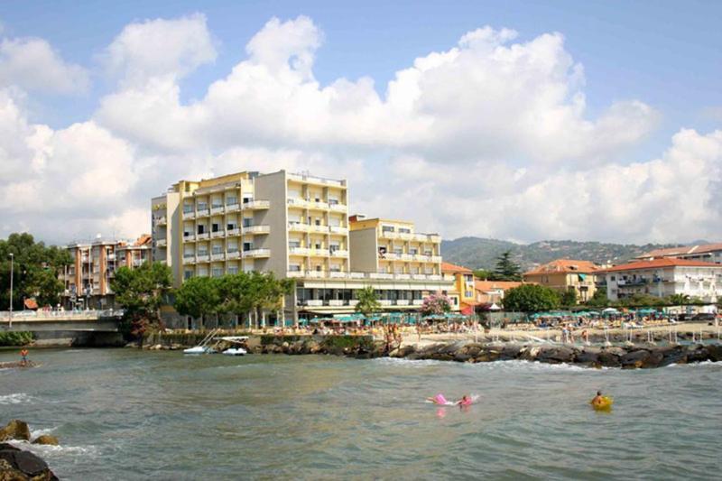 Hotel Bellevue Et Mediterranee Diano Marina Kültér fotó