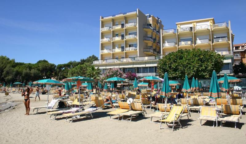 Hotel Bellevue Et Mediterranee Diano Marina Kültér fotó