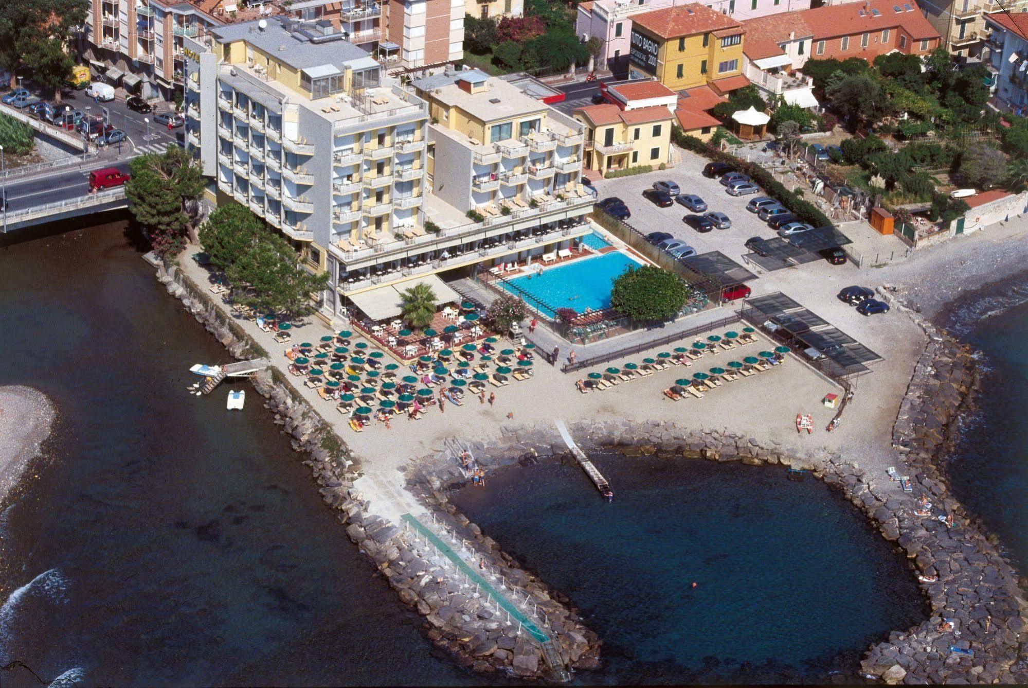 Hotel Bellevue Et Mediterranee Diano Marina Kültér fotó
