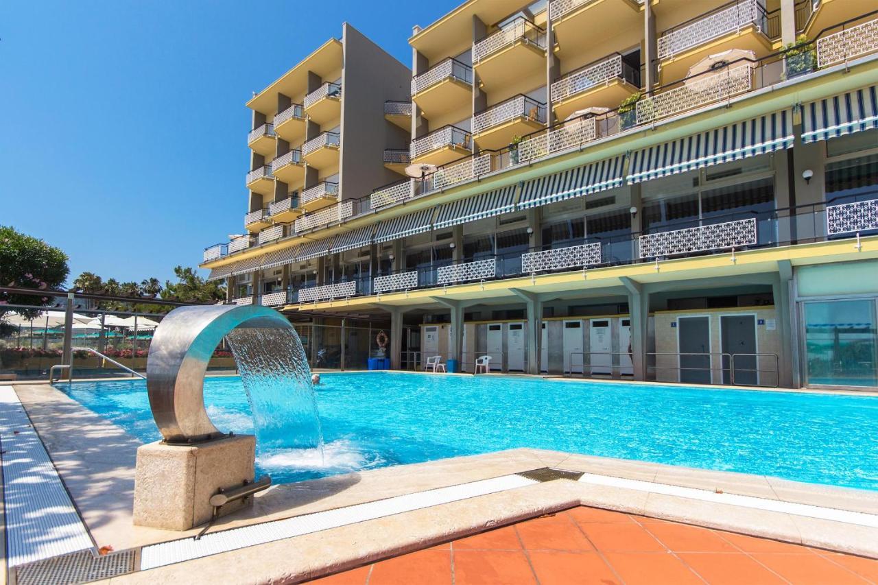 Hotel Bellevue Et Mediterranee Diano Marina Kültér fotó